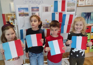 Dzieci prezentują wykonane flagi Francji.
